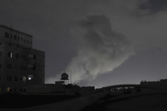 미군이 15일(현지시간) 도널드 트럼프 미국 대통령 명령에 따라 예멘의 친이란 반군 후티(자칭 안사르 알라)를 겨냥한 대규모 공격에 돌입한 가운데, 예멘 사나의 미군 공습 피해 지역에서 검은 연기가 피어오르고 있다. 2025.3.15 사나 AP 연합뉴스