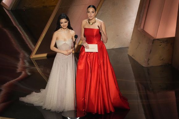 지난 2일 레이첼 지글러(왼쪽)와 갤 가돗이 미국 로스앤젤레스 돌비 극장에서 열린 오스카 시상식에서 최우수 시각효과상 시상자로 나왔다. AP 연합뉴스