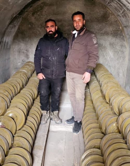 시리아 다마스쿠스에서 지뢰 제거 자원봉사를 하는 파드 알-가자르(오른쪽)와 동료. 알-가자르 페이스북 캡처