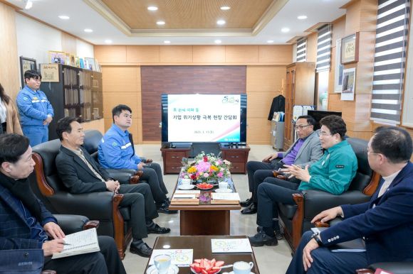 노관규 시장이 율촌산단에 위치한 달성㈜ 기업을 방문해 현장 간담회를 하고 있다.