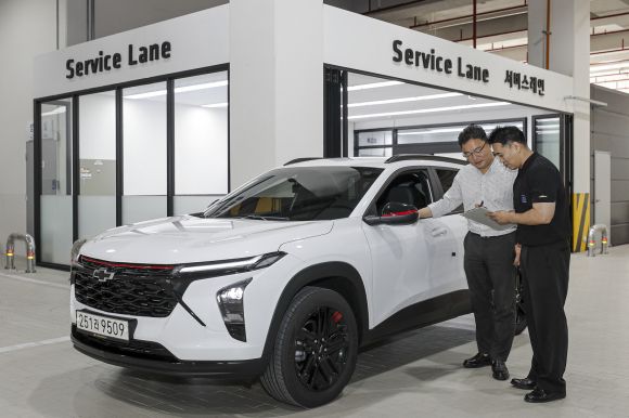 한국GM 직영 서울서비스센터의 서비스 레인. 고객들이 이곳에서 전문 매너저에게 구두로 차량 상태를 설명하면서 수리 접수 시간을 2분으로 단축할 수 있다. GM한국사업장 제공