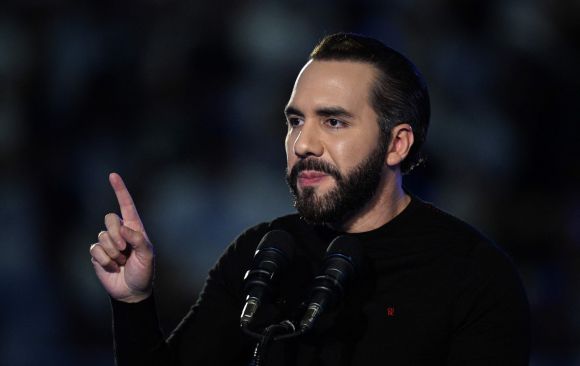 지난 15일 산살바도르의 체육관에서 연설하는 부켈레 대통령. AFP 연합뉴스