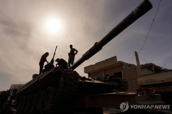 레바논 접경지에서 기동하는 시리아군 탱크. 로이터 연합뉴스