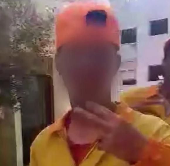 모로코에서 ‘거리 청소’ 명목으로 유기견들을 잔혹하게 죽이는 캠페인에 참여한 남성이 카메라를 향해 V를 그리고 있다. 국제동물복지보호연합(IAWPC) 제공