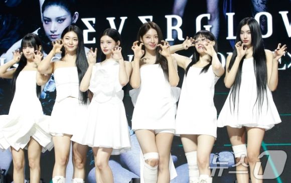 그룹 에버글로우(EVERGLOW)의 이유(왼쪽부터)와 온다, 이런, 시현, 미아, 아샤가 10일 서울 용산구 블루스퀘어 마스터카드홀에서 가진 다섯 번째 싱글 앨범 ‘ZOMBIE(좀비)’ 발매 쇼케이스에서 포즈를 취하고 있다. 2024.6.10. 뉴스1