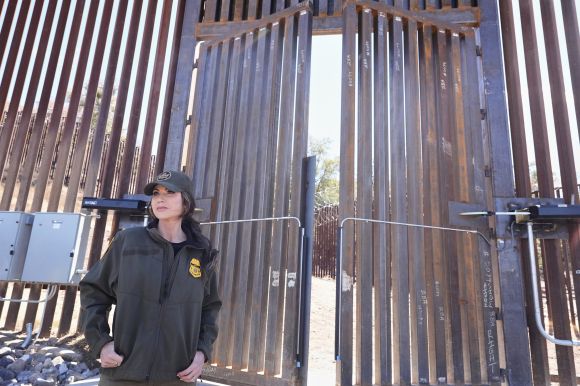 크리스티 놈(가운데) 미국 국토안보부 장관이 15일(현지시간) 애리조나주의 멕시코 국경지역 마리포사 육로 입국장에서 국경장벽을 시찰하고 있다. 2025.3.15 애리조나 AP 연합뉴스