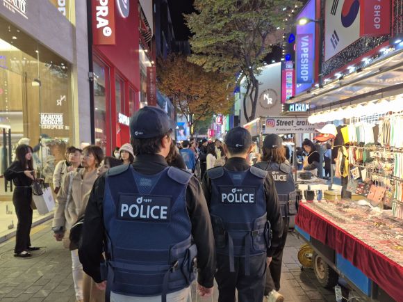 특별사법경찰이 서울 중구내 거리가게 등을 단속하는 모습. 중구 제공