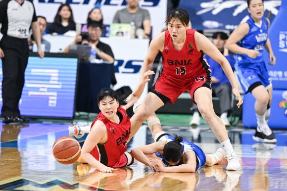 부산 BNK  이소희와 박성진이 18일 아산 이순신체육관에서 열린 2024~25 여자프로농구 챔피언결정전 2차전 아산 우리은행과의 원정 경기에서 수비하고 있다. WKBL 제공