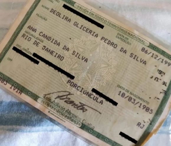 자택에서 차를 마시고 있는 다 시우바와 언론에 공개된 그의 출생증명. 에레에네세타 제공