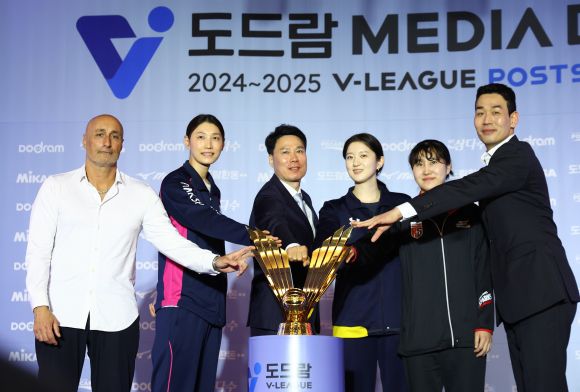 프로배구 여자부 포스트시즌에 진출한 세 팀의 감독과 주요 선수들이 21일 오후 서울 강남구 리베라호텔에서 열린 2024~25 V리그  미디어데이에서 각오를 다지고 있다. 왼쪽부터 흥국생명의 마르첼로 아본단자 감독과 김연경, 현대건설의 강성형 감독과 이다현, 정관장의 염혜선과 고희진 감독. 뉴시스