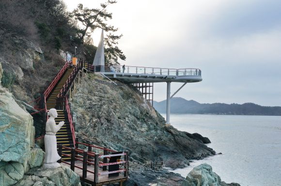 칡머리당할머니 조각상과 땅끝탑. 올 초 땅끝마을에서 땅끝탑까지 목재 데크길이 새로 놓였다.