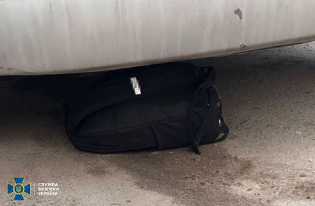 21일(현지시간) 우크라이나 서부 테르노필의 한 경찰서 인근 차량 아래에서 수제 폭탄을 담은 가방(붉은 동그라미)이 발견됐다. 우크라이나 보안국(SBU) 제공