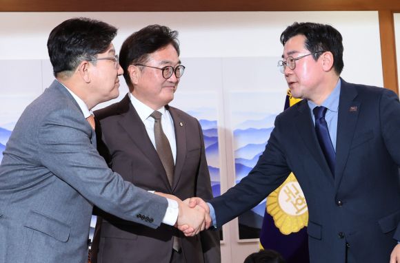 여야, 18년만의 연금개혁 합의 - 우원식(가운데) 국회의장과 권성동(왼쪽) 국민의힘 원내대표, 박찬대 더불어민주당 원내대표가 지난 20일 서울 여의도 국회의장실에서 국민연금 개혁안에 합의한 뒤 악수하고 있다. 연합뉴스