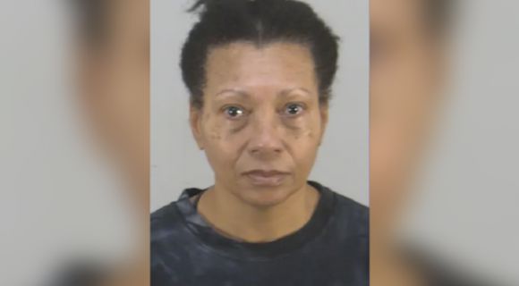 지난해 12월 16일 미국 올랜도 국제공항 화장실에서 자신의 반려견을 익사시킨 혐의로 체포된 앨리슨 로렌스. 올랜도 경찰 제공