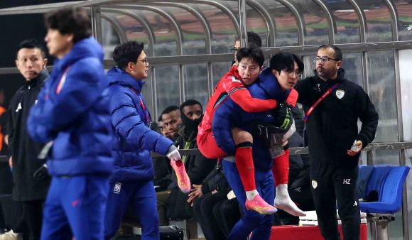 한국 축구 국가대표 이강인이 20일 고양종합운동장에서 열린 2026 북중미월드컵 아시아 지역 3차 예선 B조 7차전 오만과의 홈 경기에서 발목을 다친 뒤 의료진에게 업혀 교체되고 있다. 뉴시스