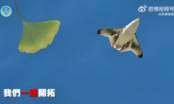 2025년 1월 1일 중국 인민해방군이 공개한 최신예 무기 영상(왼쪽) 일부. 중국 6세대 스텔스 전투기 ‘J-36’을 암시한 것이라는 추정이 나온다. 웨이보