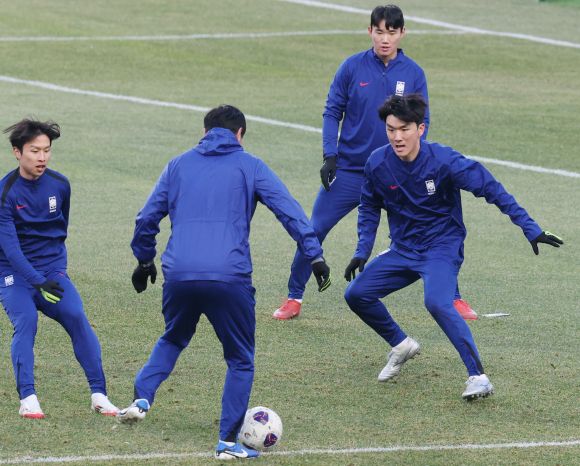 한국 축구 국가대표 황인범이 19일 고양종합운동장에서 2026 북중미월드컵 아시아 지역 3차 예선 B조 7차전 오만과의 홈 경기를 하루 앞두고 훈련하고 있다. 뉴시스