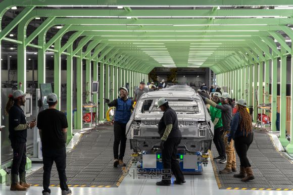 26일 준공식을 앞둔 현대차그룹의 미국 조지아주 소재 ‘메타플랜트 아메리카’(HMGMA)공장에서 작업자들이 전기차 아이오닉5를 조립하고 있다.  현대차그룹 제공