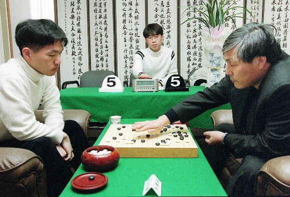 2001년 서울 성동구 한국기원에서 열린 제35기 한국통신 M.com 018배 패왕전 본선 19국에서 승부를 벌이고 있는 이창호 9단(왼쪽)과 조훈현 9단. 서울신문 DB