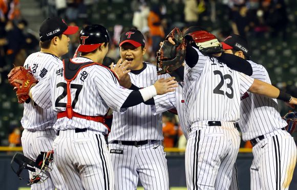 LG, 개막 3연승 신바람 - 25일 오후 서울 송파구 잠실야구장에서 열린 프로야구 2025 KBO리그 한화 이글스 대 LG 트윈스의 경기, LG가 5대0으로 승리 후 선수들이 기쁨을 나누고 있다. 2025.03.25. 뉴시스