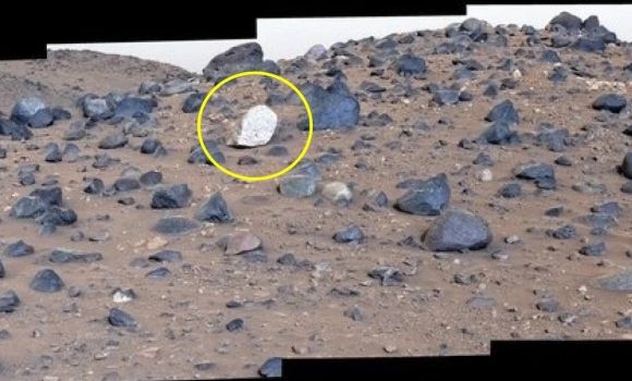 퍼서비어런스가 촬영한 사장암으로 추정되는 암석. NASA / JPL-Caltech / ASU / MSSS