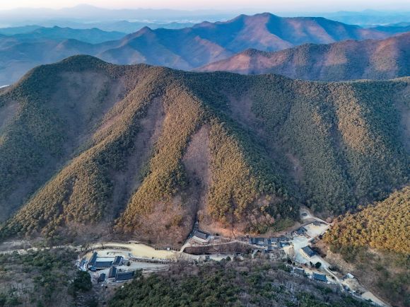 산불로 전소되기 전 의성 고운사 - 지난 2월 11일 촬영한 경북 의성군 단촌면 대한불교조계종 제16교구 본사 고운사의 가운루와 우화루, 대웅전 등의 전각과 등운산. 고운사는 지난 25일 의성 지역의 대형 산불로 전각들이 전소됐다. 2025.3.26 연합뉴스