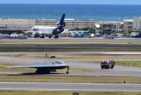 미군의 B-2 폭격기 1대가 24일(현지시간) 하와이 히캄 공군 기지에 착륙했다. 출처=더뉴에어리아51 엑스