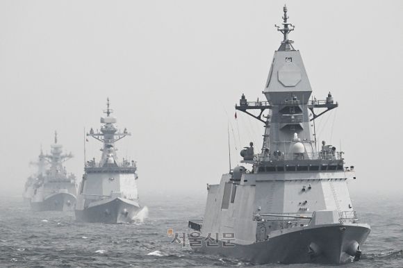 25일 서해 중부 해상에서 실시된 해상기동훈련에서 충남함(FFG-III·3600톤·오른쪽) 등 함선들이 대열을 이뤄 실사격 훈련을 진행하고 있다. 2025.3.26 홍윤기 기자