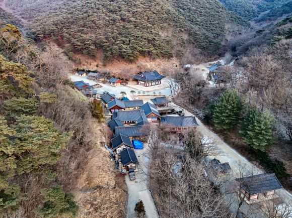 산불로 전소되기 전 의성 고운사 - 지난 2월 11일 촬영한 경북 의성군 단촌면 대한불교조계종 제16교구 본사 고운사의 가운루와 우화루, 대웅전 등의 전각과 등운산. 2025.3.26 연합뉴스