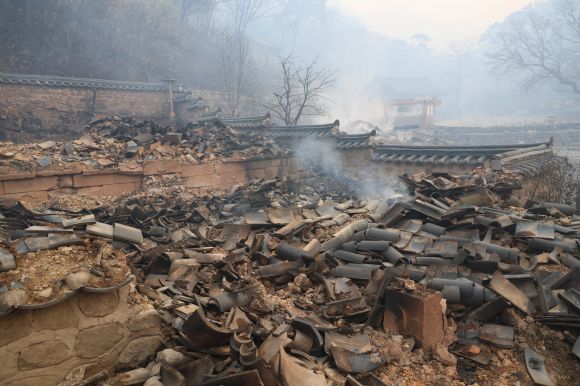 고운사 보물 연수전 전소 - 26일 오전 경북 의성군 고운사 연수전이 불에 타 형태조차 알아볼 수 없게 무너져 있다. 국가 지정 문화유산 보물로 지정된 연수전은 전날 고운사를 덮친 산불에 타 전소됐다. 2025.3.26 연합뉴스