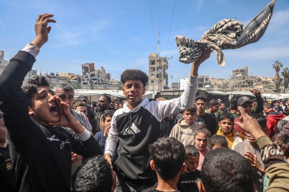 팔레스타인 사람들이 2025년 3월 26일(현지시간) 가자지구 북부 가자시티에서 반전 시위를 벌이고 있다. EPA 연합뉴스