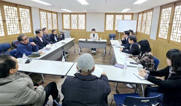 지난 21일 뚝섬한강공원 테니스장에서 발생한 이른바 ‘갑질 운영’ 문제 해결을 위해 서울시 미래한강본부 및 테니스장 이용자들과 함께 정책 간담회를 개최한 김혜영 의원