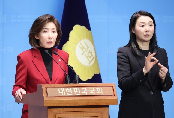나경원(왼쪽) 국민의힘 의원이 28일 국회 소통관에서 현안 관련 기자회견을 하고 있다. 연합뉴스