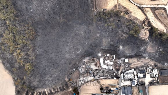지난 22일 의성에서 발생한 산불이 경북 곳곳으로 번지고 있는 27일 경북 안동시 임하면 고곡리 마을이 불에 타 폐허가 된 모습을 보이고 있다. 2025.3.27 의성 홍윤기 기자