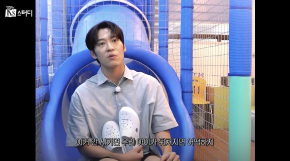 웹예능 ‘K’s 스터디’에서 존박이 유아 영어학원 탐방을 마친 후 자녀 교육에 대한 솔직한 생각을 털어놓고 있다. 유튜브 채널 ‘머니그라피’ 캡처