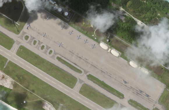 26일 촬영된 위성사진에는 3대의 B-2 폭격기가 보인다.  AP 연합뉴스