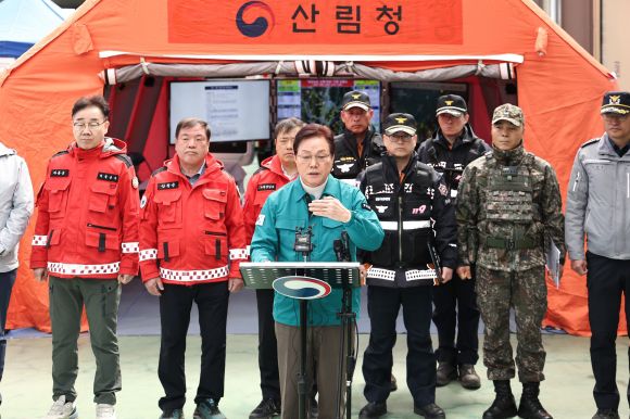 박완수 경남도지사가 30일 산청 산불현장통합지휘본부에서 진화 상황과 피해 지원 대책, 복구 계획 등을 설명하고 있다. 2025.3.30. 경남도 제공