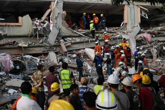 구조대가 30일(현지시각) 미얀마 만달레이의 한 무너진 건물 속에서 잔해에 갇힌 주민들을 대피시키고 있다. AFP 연합뉴스