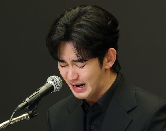 긴급 기자회견에서 눈물 흘리는 김수현 - 배우 김수현이 31일 오후 서울 마포구 스탠포트호텔에서 긴급 기자회견을 열고 고(故) 김새론이 미성년자일 때부터 교제했다는 의혹을 비롯한 각종 논란에 대해 입장을 밝히고 있다. 2025.3.31 뉴스1