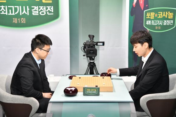 투샤오위(왼쪽)9단이  30일 서울 성동구 마장로 바둑TV스튜디오에서 열린 제1회 쏘팔코사놀 세계최고기사결정전 1차전에서 박정환 9단과 대국하고 있다. 한국기원 제공