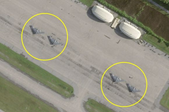 29일 디에고 가르시아섬 군사기지에  자리잡은 4대의 B-2 스피릿 스텔스 폭격기가 보인다.  AP 연합뉴스