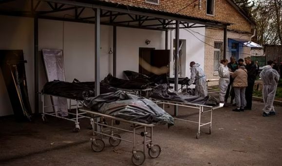 집단학살 의혹이 제기된 부차의 한 영안실 앞에 검시 또는 부검을 앞둔 시신들이 안치돼 있다. AP연합뉴스 자료사진