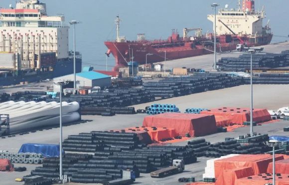 지난달 11일 경기도 평택항에 철강 제품이 쌓여 있다. 평택 연합뉴스