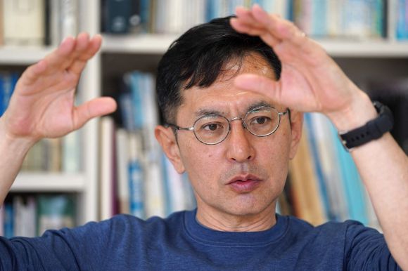 일본 도쿄의 스튜디오 지브리에서 미야자키 고로 매니징 디렉터가 AFP 통신과 인터뷰를 하고 있다. 고로는 일본 애니메이션 거장 미야자키 하야오 감독의 아들로 그 역시 애니메이션 감독과 제작자로 활동하고 있다. 고로는 인터뷰에서 “인공지능은 일본 애니메이션 아티스트의 직업을 빼앗을 위험이 있지만, 그 어떤 것도 ‘센과 치히로의 행방불명’ 같은 작품을 만든 미야자키 하야오를 재현할 수 없다”고 말했습니다. 2025.3.25. AFP 연합뉴스