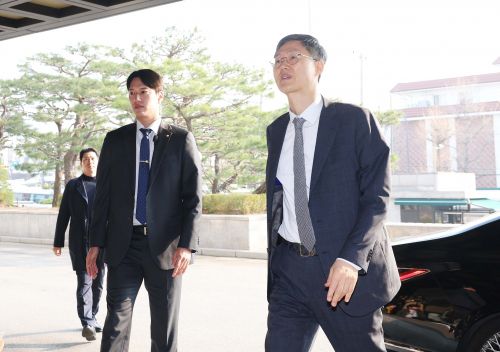 문형배 헌법재판소장 권한대행이 윤석열 대통령 탄핵심판 선고기일인 4일 서울 종로구 헌법재판소로 출근하고 있다. 사진공동취재단