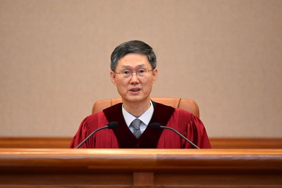 문형배 헌법재판소장 권한대행이 4일 서울 종로구 헌법재판소 대심판정에서 열린 윤석열 대통령 탄핵심판 선고에 입장해 있다. 사진공동취재단