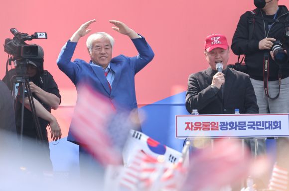 윤석열 대통령의 탄핵 심판 선고일인 4일 서울 용산구 한남동 대통령 관저 앞에서 전광훈 사랑제일교회 목사가 윤 대통령 탄핵 기각을 촉구하며 지지자들에게 인사하고 있다. 2025.4.4 뉴스1