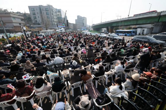 9일 서울 용산구 윤석열 대통령 관저 앞에서 전광훈 목사가 이끄는 사랑제일교회 주최로 열린 주일 예배 참석자들이 탄핵 반대를 촉구하고 있다. 2025.3.9 뉴스1