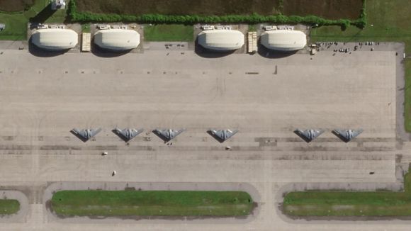 미국 위성회사 플래닛 랩스가 2일 공개한 위성 사진에는 인도양 디에고 가르시아 섬의 미군·영국군 합동 기지에 B-2 폭격기 최소 6대가 배치된 모습이 담겨 있다. 출처=플래닛 랩스