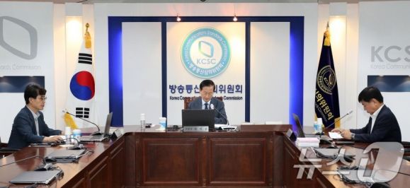 왼쪽부터 김정수 위원, 류희림 방송통신심의위원장, 강경필 위원. 뉴스1